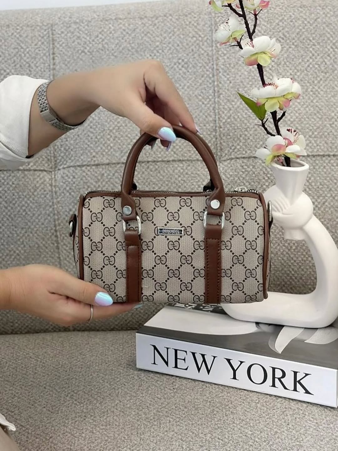 کیف دوشی صندوقی طرح مارک دسته دار بند بلند