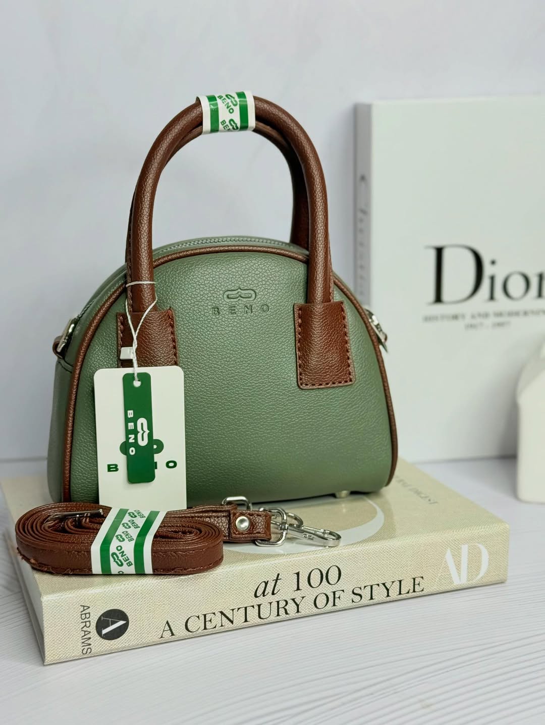 کیف دخترانه مدل صندوقی برند بنو دارای بند دوشی جنس شرانگ